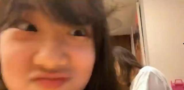 妈妈剪女儿的头发视频